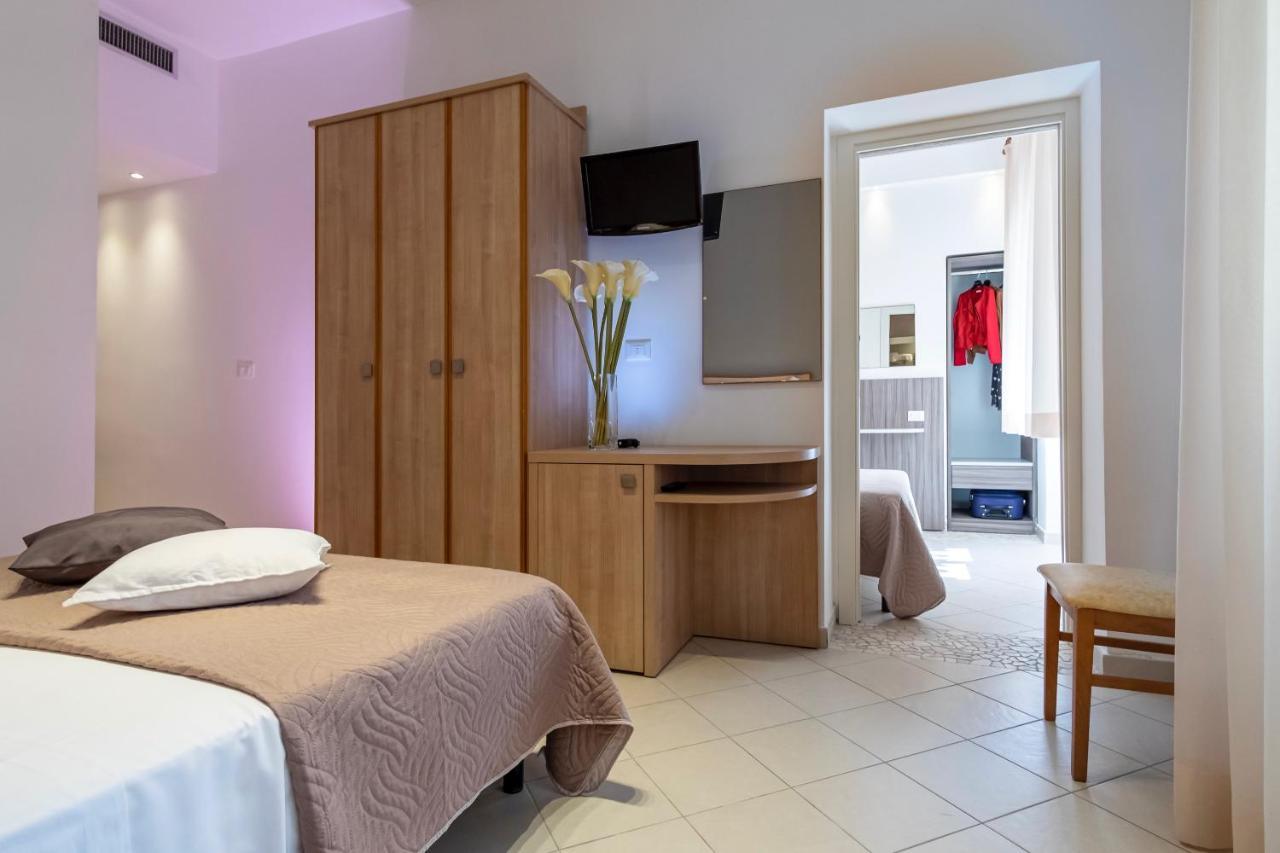 Hotel Mocambo Riccione Dış mekan fotoğraf