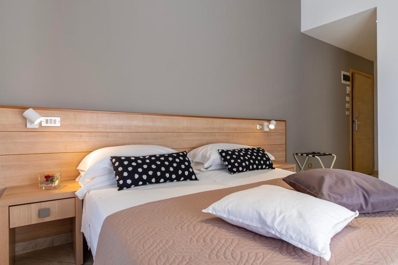 Hotel Mocambo Riccione Dış mekan fotoğraf