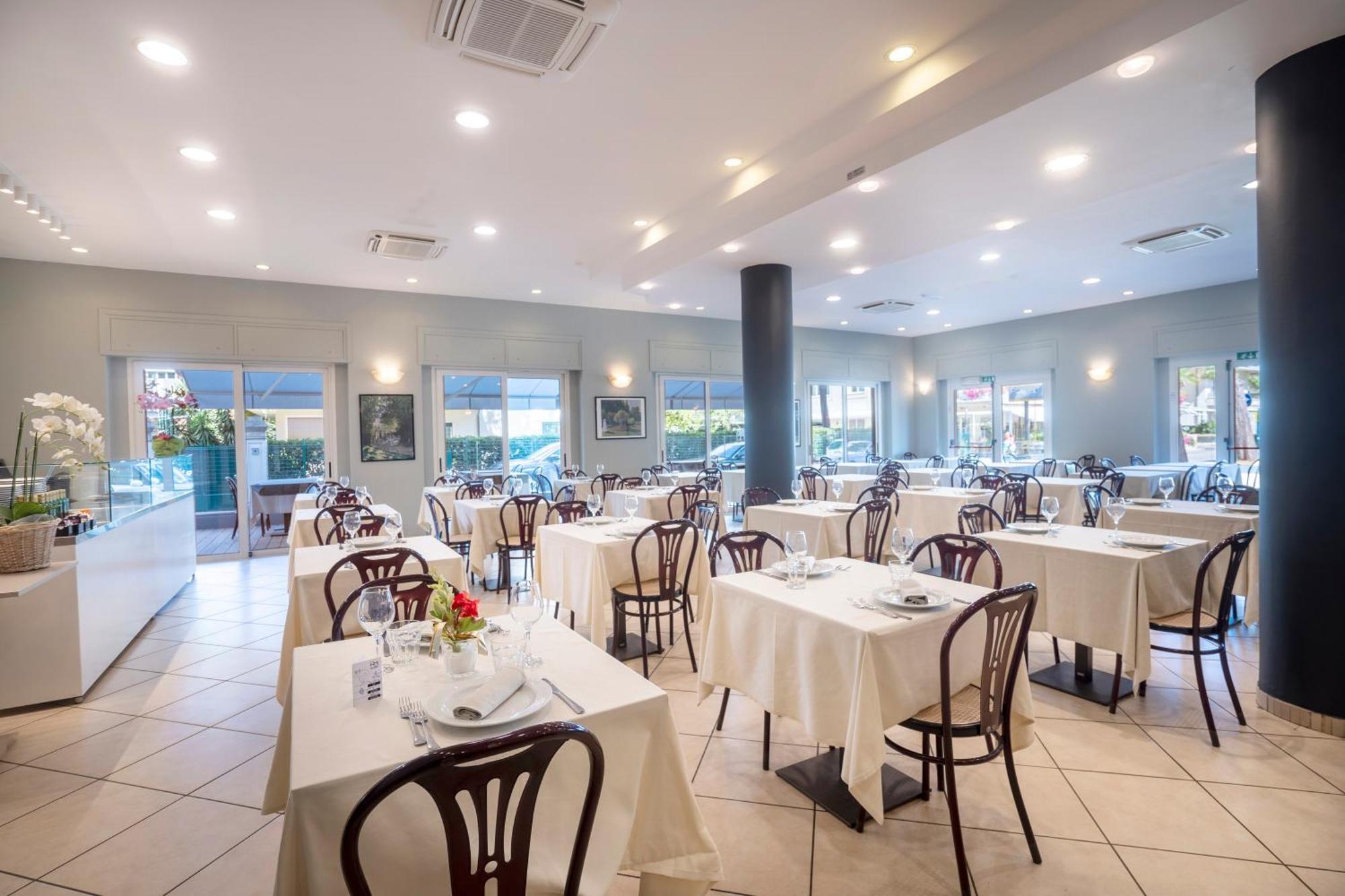 Hotel Mocambo Riccione Dış mekan fotoğraf